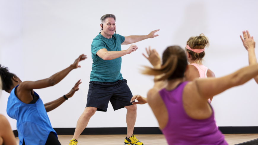 Att zumbaklassen leds av en medelålders man kan hjälpa till att minska könssterotyperna på gym. Foto: Getty Images