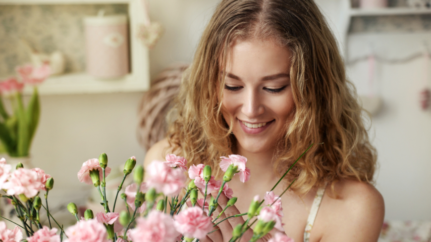 Nu kan du skicka blommor till någon och samtidigt stödja Barncancerfonden. Foto: Shutterstock